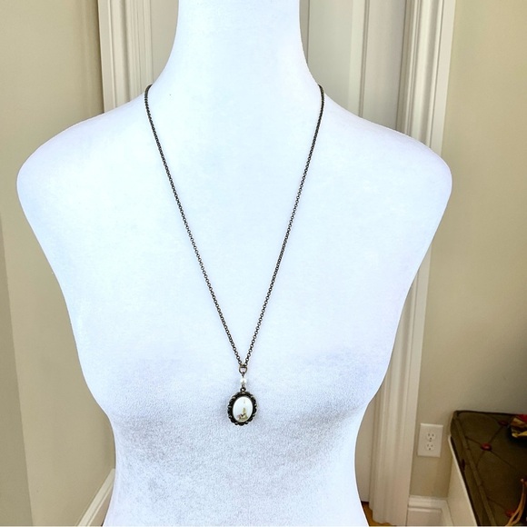 Vintage Necklace Cameo White Oval Painted Eiffel Tower on Patina Gold Tone Chain - Picture 2 of 5